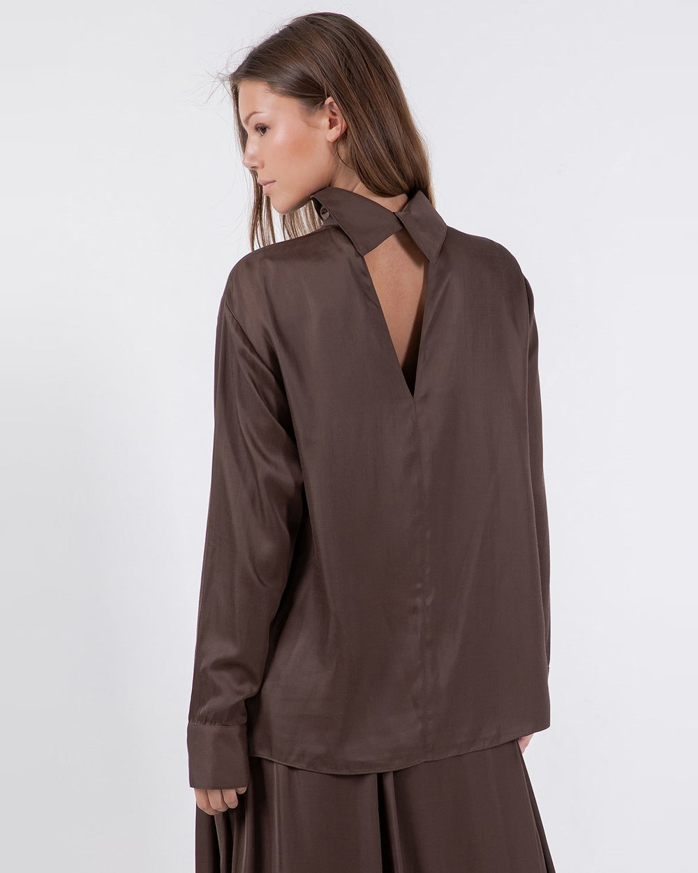 BROWN SOFT WOVEN BLOUSE WITH BACK ACCENT DETAIL