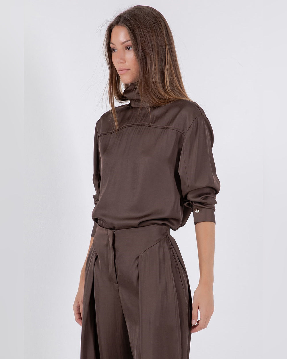BROWN SOFT WOVEN BLOUSE WITH BACK ACCENT DETAIL
